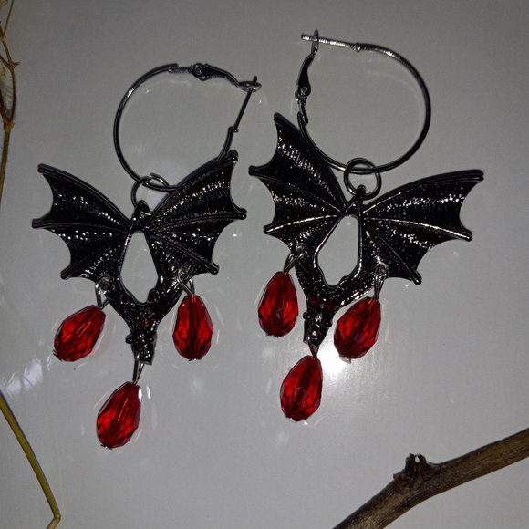 Red bat drop earrings - Picture 11 of 12